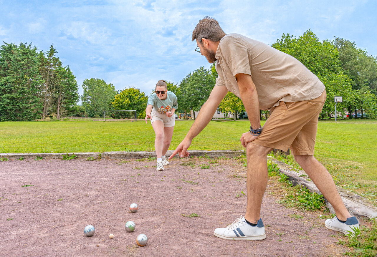 Koppel speelt jeu de boules op de camping CLICOCHIC Brise de Cabourg in Varaville (14).