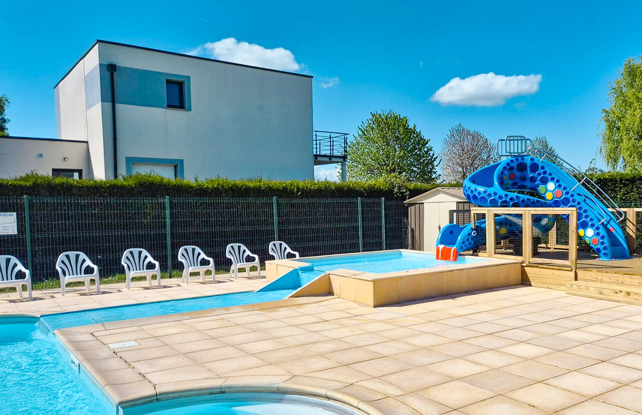 Buitenzwembad, waterglijbaan op camping CLICOCHIC Brise de Cabourg in Varaville (14).