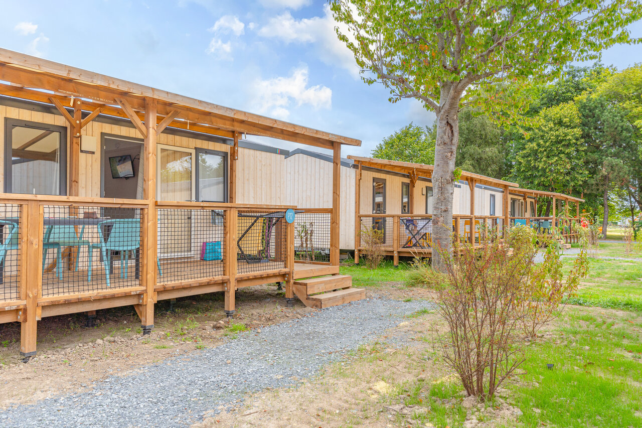 Moderne stacaravans met ingerichte terrassen op camping CLICOCHIC Brise de Cabourg in Varaville (14).