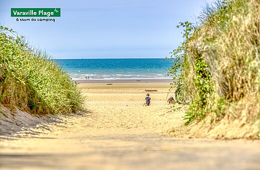 Strand van Varaville, zandpad en zee, nabij de camping.