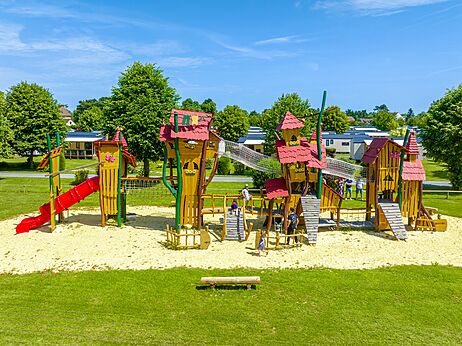 Grote speeltuin met glijbanen op camping CLICOCHIC Brise de Cabourg.