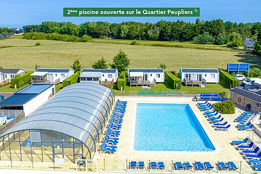 Buiten- en overdekte zwembaden, stacaravans op camping CLICOCHIC Brise de Cabourg, Varaville (14).