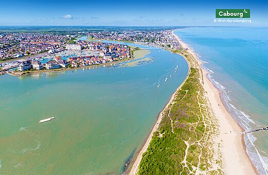 Luchtfoto van Cabourg, het strand, de monding en jachthaven in Normandi�.