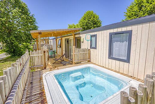 Modern stacaravan met privé jacuzzi op camping CLICOCHIC Brise de Cabourg.