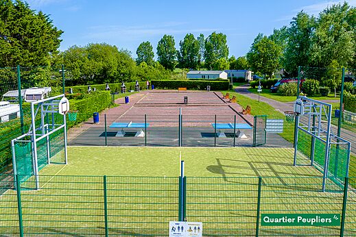 Multisportterrein, tafeltennis, jeu de boules op camping CLICOCHIC Brise de Cabourg (14).