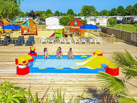 Kinderbad, glijbaan op camping CLICOCHIC Brise de Cabourg, Varaville (14).