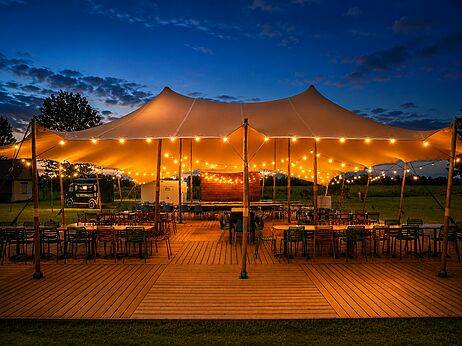 Verlicht buitenrestaurant onder tent op CLICOCHIC Brise de Cabourg Varaville (14).