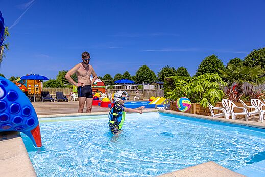 Buitenzwembad, kind en volwassene, glijbaan op camping CLICOCHIC Brise de Cabourg Varaville.