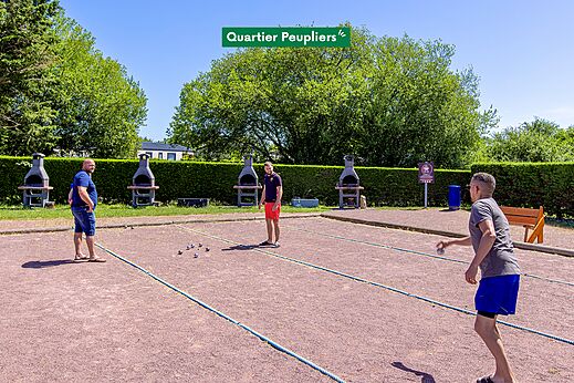 Petanquebaan en barbecues op camping CLICOCHIC Brise de Cabourg.