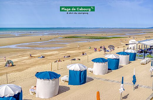 Strand van Cabourg met strandcabines en restaurant, bezienswaardigheid in Normandië.