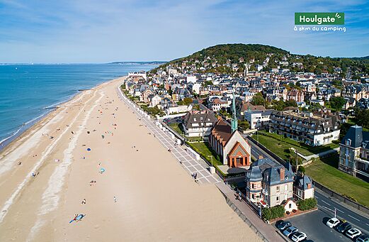 Luchtfoto van Houlgate, kuststad en breed zandstrand in Normandi�.