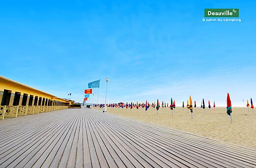 Deauville promenade, strand met kleurrijke parasols en strandhuisjes, Normandi�.