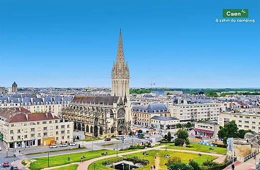 Historisch stadscentrum van Caen met de Saint-Pierre kerk, in Normandië.