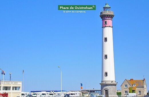 Grote witte en roze vuurtoren van Ouistreham, te bezoeken nabij Varaville (14).