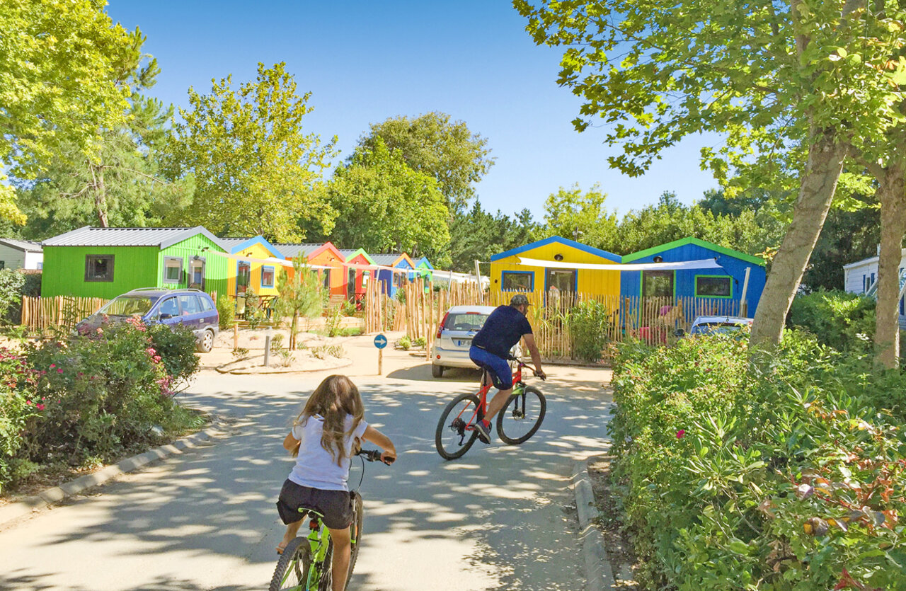 Kleurrijke chalets en fietsen op camping CLICOCHIC Cabanes d Ol�ron in ST GEORGES D'OLERON (17).