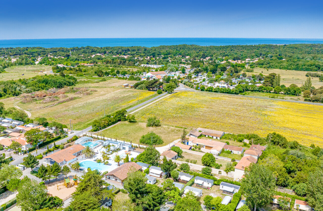Luchtfoto zwembad, glijbanen, stacaravans op camping CLICOCHIC Cabanes d Ol�ron in ST GEORGES D'OLERON.