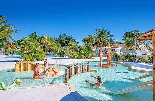Zwembaden, glijbanen, waterspelen op camping CLICOCHIC Cabanes d Oléron in ST GEORGES D'OLERON (17).