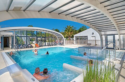 Overdekt verwarmd zwembad, jacuzzi op camping CLICOCHIC Cabanes d Oléron.