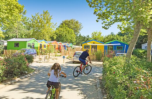 Kleurrijke stacaravans, fietsen op camping CLICOCHIC Cabanes d Oléron (17).