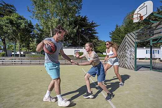 Multisportterrein en basketbal op camping CLICOCHIC Cabanes d Oléron in ST GEORGES D'OLERON (17).