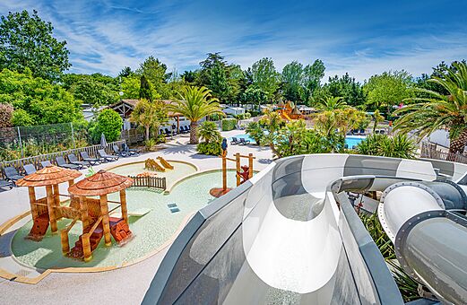 Reuzenglijbaan en waterspeeltuin op camping CLICOCHIC Cabanes d Oléron in ST GEORGES D'OLERON (17).