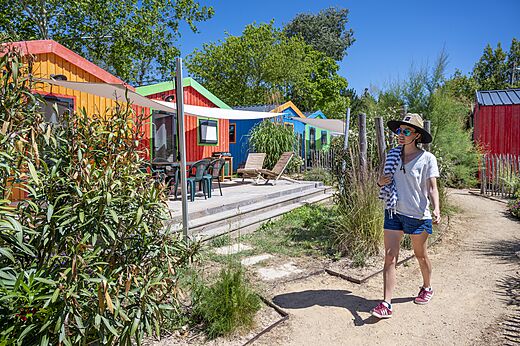 Kleurrijke stacaravan, terras op camping CLICOCHIC Cabanes d Oléron in ST GEORGES D'OLERON (17).