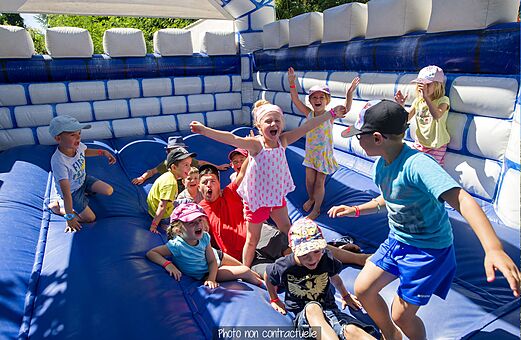 Springkussen met blije kinderen op camping CLICOCHIC Cabanes d Oléron (17).