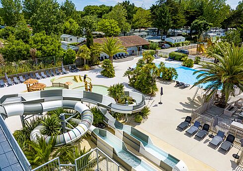 Waterglijbanen, zwembaden en kinderbad op camping CLICOCHIC Cabanes d Oléron in ST GEORGES D'OLERON.