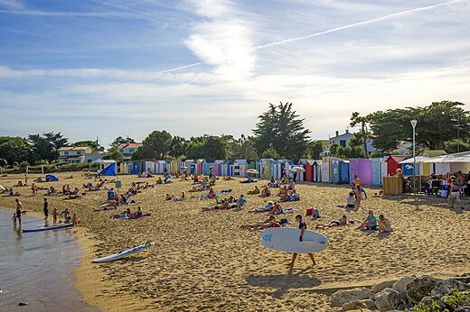Zandstrand en kleurrijke strandhuisjes op camping CLICOCHIC Cabanes d Oléron.