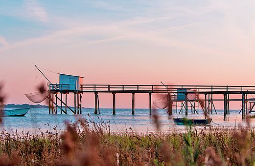 Traditionele vissershutten op het water bij zonsondergang, nabij ST GEORGES D'OLERON.