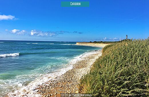 Vuurtoren van Chassiron en rotsachtige kust van Île d'Oléron, Charente-Maritime.