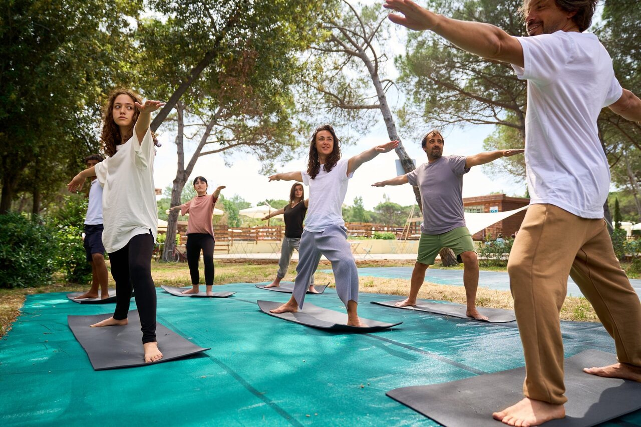 Yoga sessie in de buitenlucht op camping CAPFUN Campo dei Fiori in Rosignano Marittimo.