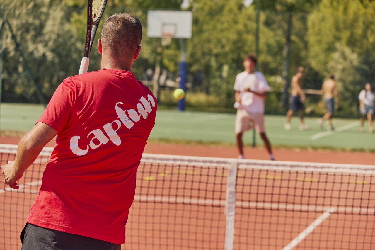 Tennis op veld op camping CAPFUN Campo dei Fiori in Rosignano Marittimo.