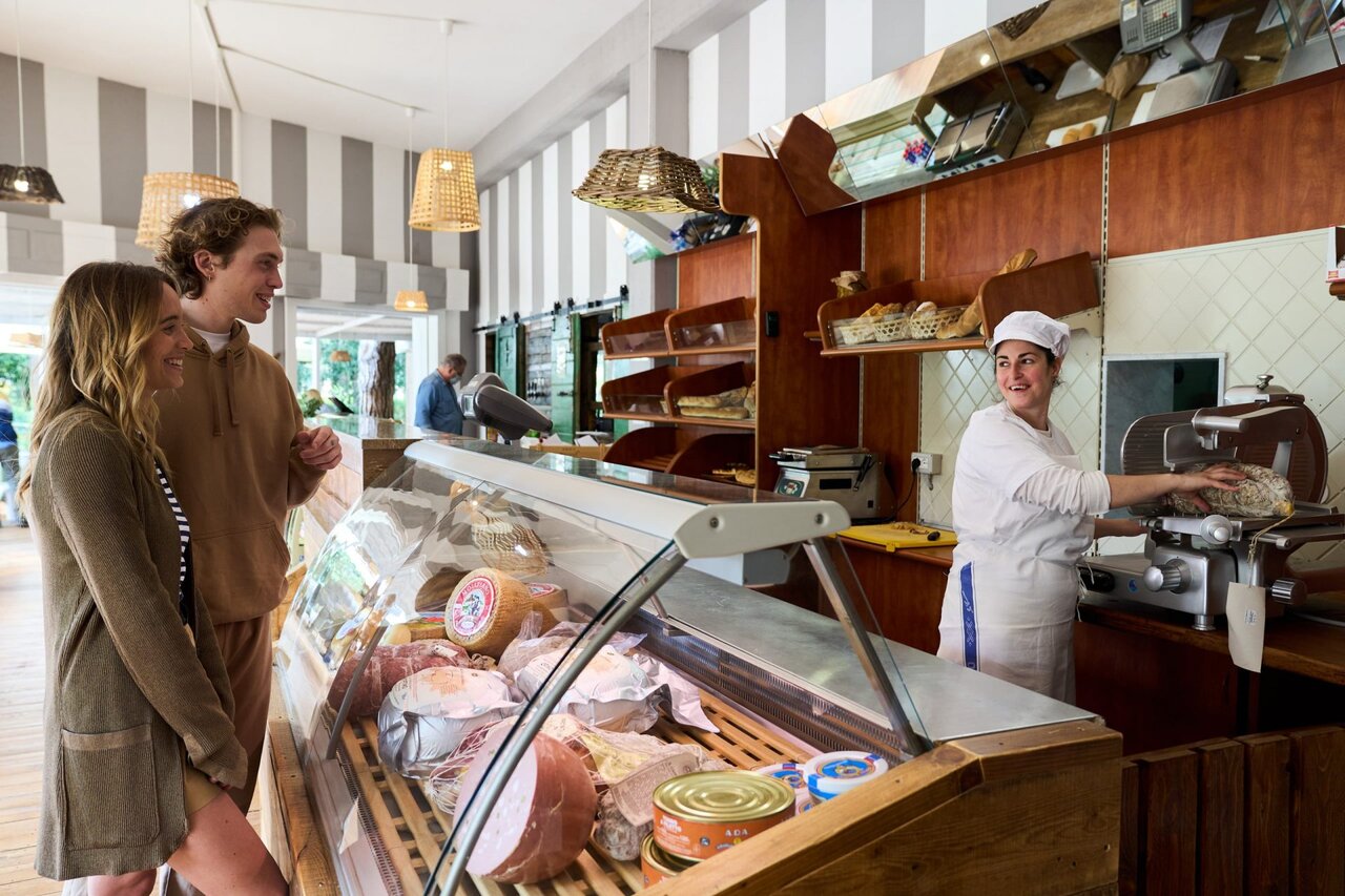Campingwinkel met vleeswaren en kazen bij CAPFUN Campo dei Fiori in Rosignano Marittimo (57).