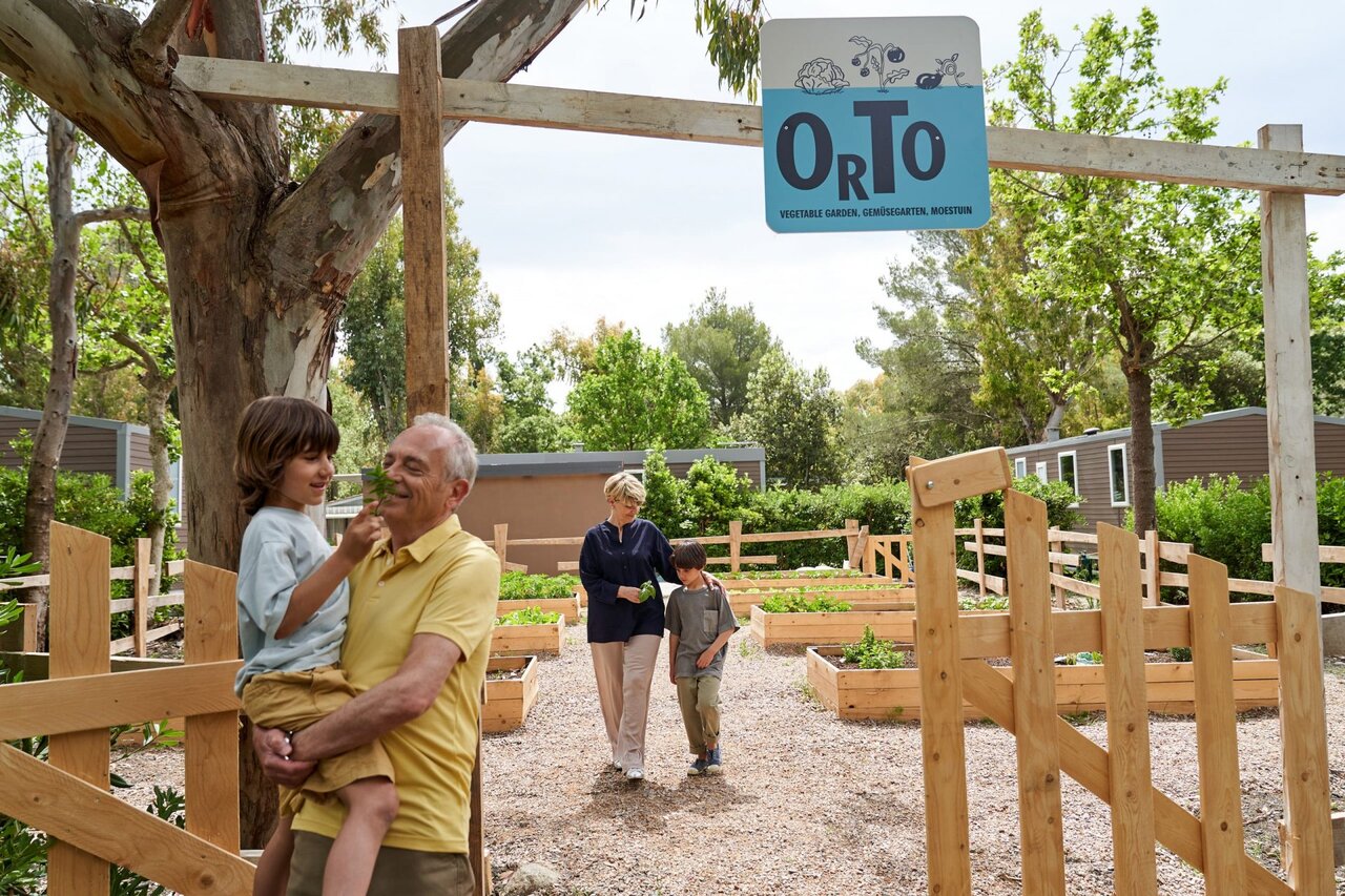Familie genietend van de moestuin op camping CAPFUN Campo dei Fiori in Rosignano Marittimo (57).