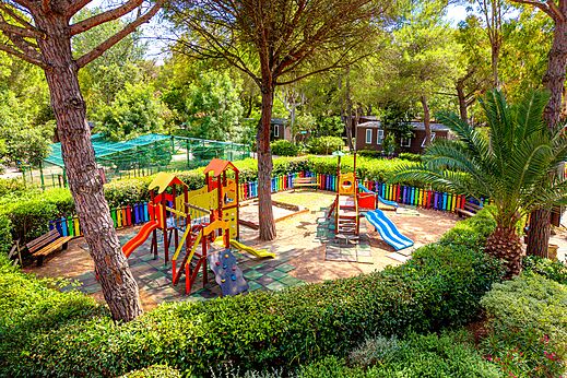 Kleurrijke kinderspeeltuin met glijbanen op camping CAPFUN Campo dei Fiori in Rosignano Marittimo.