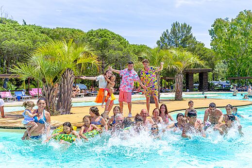Animatie en spetterplezier in buitenzwembad op camping CAPFUN Campo dei Fiori in Rosignano Marittimo (57).