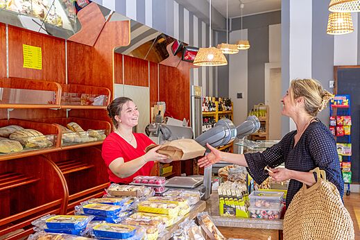 Supermarkt met vers brood bij CAPFUN Campo dei Fiori in Rosignano Marittimo.