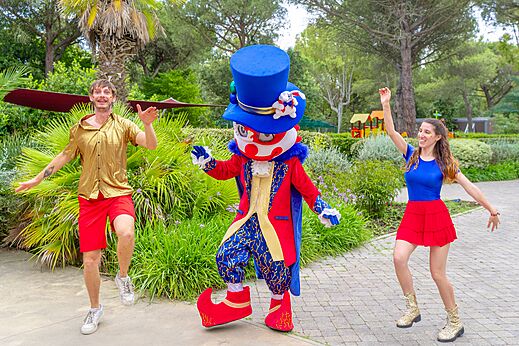 Mascotte en animatoren dansen voor animatie op camping CAPFUN Campo dei Fiori in Rosignano Marittimo.