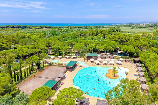 Luchtfoto van zwembadcomplex en tennisbaan op camping CAPFUN Campo dei Fiori in Rosignano Marittimo (57).