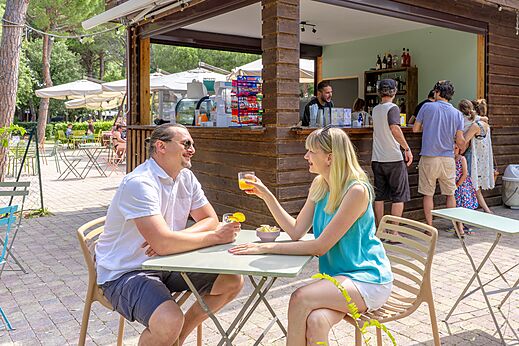 Buitenbar en ontspanningsruimte op camping CAPFUN Campo dei Fiori in Rosignano Marittimo.