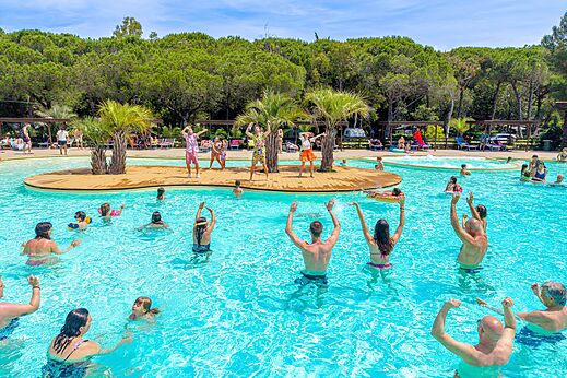 Wateranimatie en buitenzwembad op camping CAPFUN Campo dei Fiori in Rosignano Marittimo.