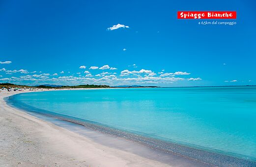 Wit zandstrand en turquoise zee, Spiagge Bianche, Rosignano Marittimo, Toscane.