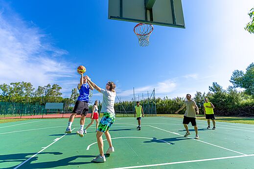 Multisportterrein met jongeren die basketballen op camping CAPFUN Campo dei Fiori in Rosignano Marittimo (57).