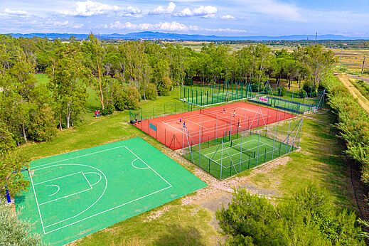 Sportvelden: basketbal, tennis, padel op camping CAPFUN Campo dei Fiori.