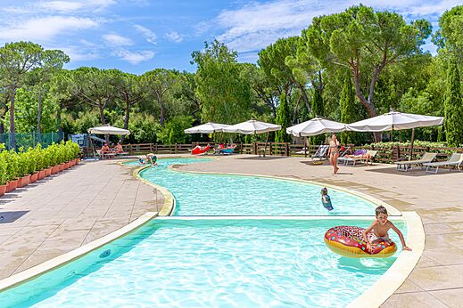 Buitenzwembad met waterrivier en spelende kinderen op camping CAPFUN Campo dei Fiori in Rosignano Marittimo (57).