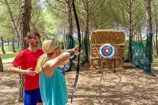 Boogschietinitiatie met instructeur op camping CAPFUN Campo dei Fiori in Rosignano Marittimo.