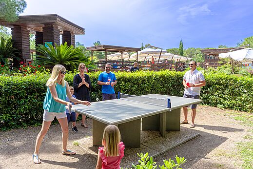 Buiten pingpongtafel op camping CAPFUN Campo dei Fiori Rosignano Marittimo.
