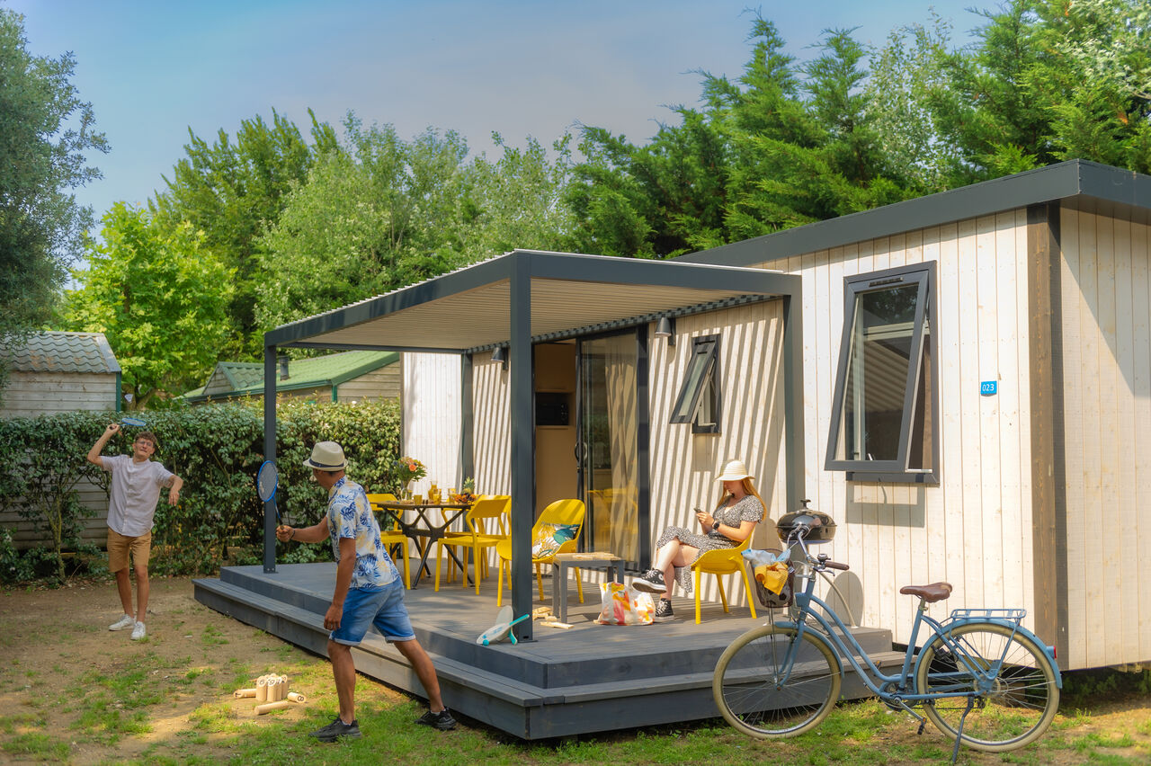 Moderne stacaravan, familie spelend, op camping CLICOCHIC Camp du Soleil in Ars-en-R�.