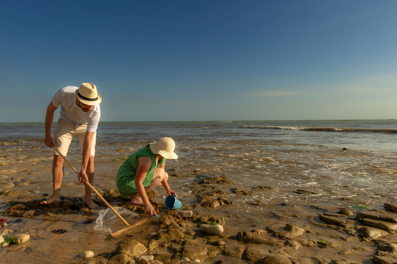 Koppel strandvissen op rotsachtig strand bij camping CLICOCHIC Camp du Soleil in Ars-en-R� (17).